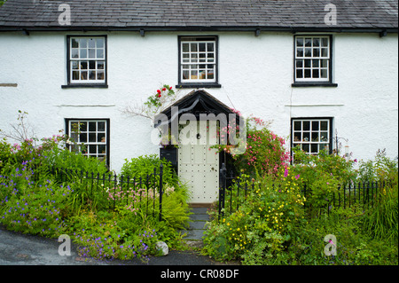 Lakeland cottage pittoresque avec porte avant et panneau de bienvenue, à Troutbeck dans le Parc National du Lake District, Cumbria, Royaume-Uni Banque D'Images