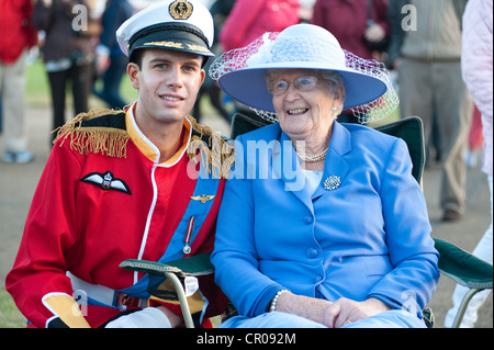 Fêtards sérieux montrant toute leur fierté britannique à Hyde Park, au cours de la fête du Jubilé de diamant de la Reine, Londres 2012 Banque D'Images