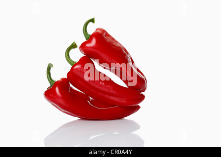 Pointe rouge trois poivrons (Capsicum), empilées Banque D'Images