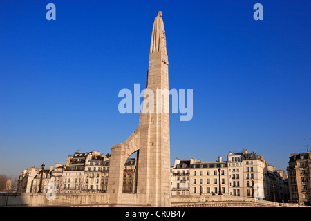 France, Paris, St Geneviève (patronne de Paris) dominant le Pont de la Tournelle Banque D'Images