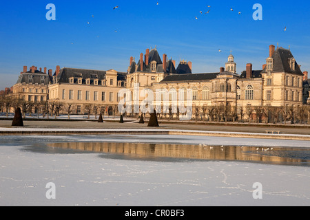 France Seine et Marne Fontainebleau Château Royal, classé au Patrimoine Mondial par l'UNESCO du bassin central sous la neige dans les jardins Banque D'Images