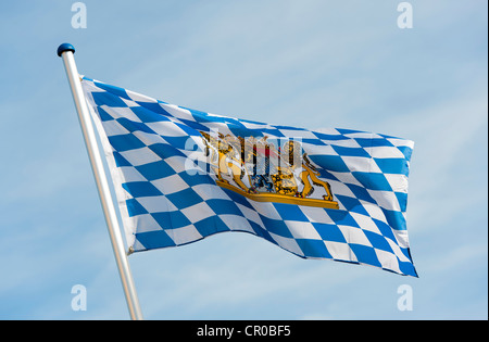 Drapeau bleu et blanc avec les armoiries de l'Etat libre de Bavière est dans le vent Banque D'Images