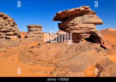 Formation rocheuse de grès près de Tin Merzouga, Tadrart, le Tassili n'Ajjer National Park, site classé au patrimoine mondial, l'Algérie, Sahara Banque D'Images