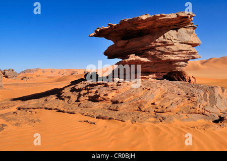 Formation rocheuse de grès près de Tin Merzouga, Tadrart, le Tassili n'Ajjer National Park, site classé au patrimoine mondial, l'Algérie, Sahara Banque D'Images