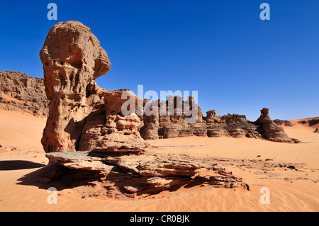 Formation rocheuse de grès près de Tin Merzouga, Tadrart, le Tassili n'Ajjer National Park, site classé au patrimoine mondial, l'Algérie, Sahara Banque D'Images