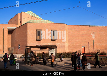 L'Italie, Lombardie, Milan, Foro Buonaparte, station de tram en face du Teatro Studio (Piccolo Teatro) Banque D'Images