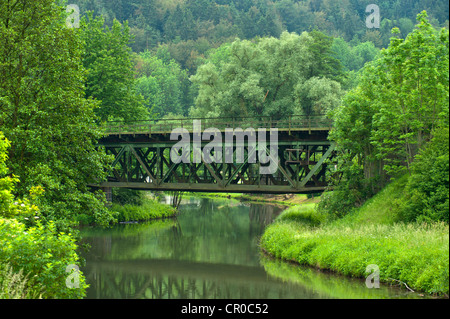 Ancien pont ferroviaire sur la rivière Pegnitz à Enzendorf, Bavaria, Germany, Europe Banque D'Images