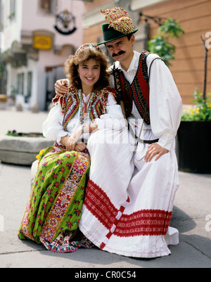 La Hongrie. Couple posing outdoors en costume traditionnel. Banque D'Images