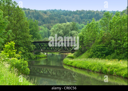 Ancien pont ferroviaire sur la rivière Pegnitz à Enzendorf, Bavaria, Germany, Europe Banque D'Images