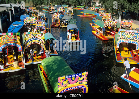 District fédéral de Mexico Mexico Xochimilco classés au Patrimoine Mondial par l'UNESCO trajineras (bateaux traditionnels) sur les canaux Banque D'Images