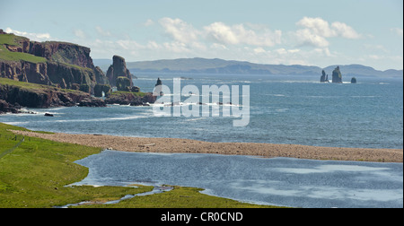 Falaises et mer Le 'piles' Drongs Eshaness de la côte, vu de Braewick Shetland, continentale. De juin. Banque D'Images