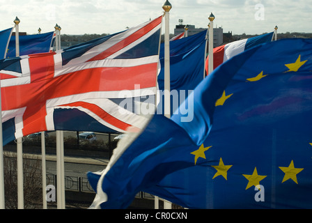 Union Jack et de l'Union européenne drapeaux flottants sur de nombreux mâts de drapeau Banque D'Images