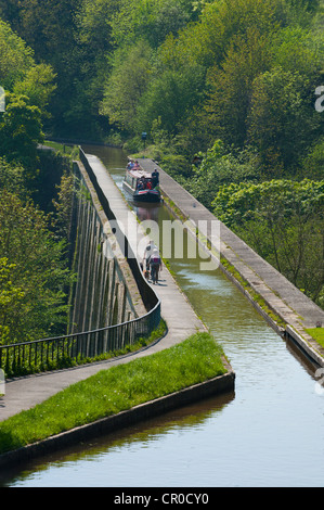 Bateau étroit et les marcheurs sur l'Aqueduc de Chirk transportant plus de 12 du canal de Llangollen Valley, le Pays de Galles UK Banque D'Images