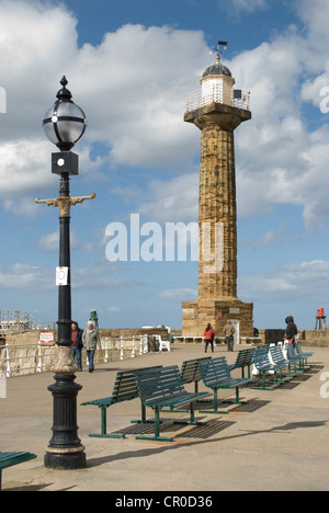 Phare sur la jetée Ouest à Whitby, North Yorkshire Banque D'Images