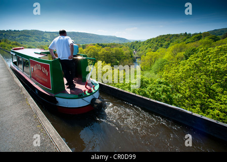 Bateau étroit sur le pont-canal de Pontcysyllte transportant du canal de Llangollen, Wrexham, Wales UK Banque D'Images