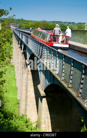 Bateau étroit sur le pont-canal de Pontcysyllte transportant du canal de Llangollen, Wrexham, Wales UK Banque D'Images