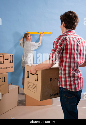 Jeune couple transportant des caisses d'emballage Banque D'Images