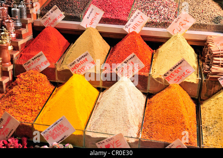 Les épices, l'affichage dans un magasin dans le marché aux épices, Istanbul, Turquie, Europe Banque D'Images
