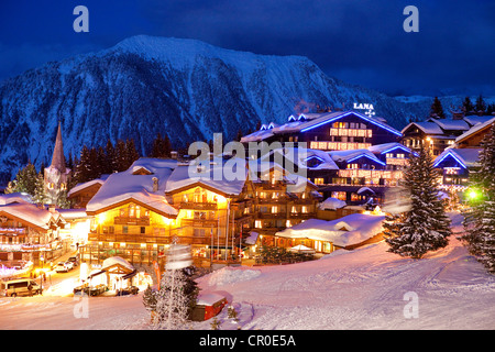 France, Savoie, Tarentaise, Massif de la Vanoise, Courchevel 1850, le centre de la station de ski, vue sur le Grand Bec en pointe Banque D'Images