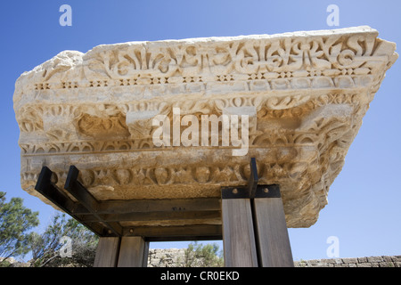Artefact Architectural montrant les ornements d'une corniche et pignons historiques à Césarée Maritima, Israël Banque D'Images