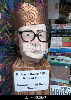 Marionnette de papier mâché 'roi de foin' Richard Booth et fondateur de villes livre dans une librairie à guichet à Hay Festival, Hay-on-Wye au Pays de Galles UK KATHY DEWITT Banque D'Images