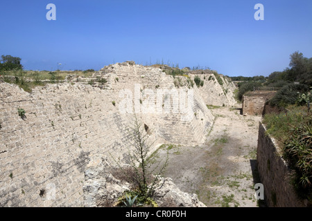 13e siècle de l'ère des croisades, en pente mur de fortification et de douves sèches à Césarée Maritima, Israël Banque D'Images