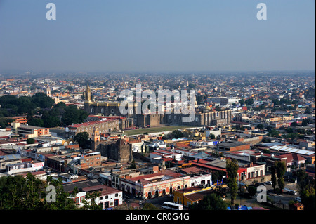 Vue vers le Monastère de San Gabriel et le centre ville historique d', Mexique, Amérique latine, Amérique du Nord Banque D'Images