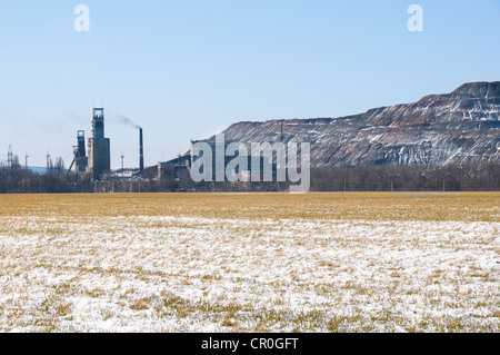 L'homme artificiel rock, près de mine de charbon en Ukraine avec champ d'hiver on foreground Banque D'Images