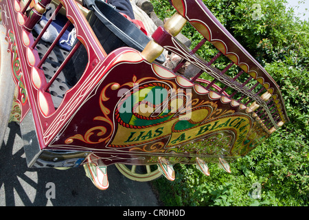 Les voyageurs de l'assemblage pour l'Appleby Horse Fair  Bow top caravanes traditionnelles et des calèches et chariots. Banque D'Images