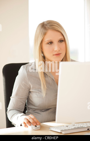 Young woman working on computer Banque D'Images