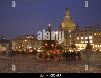 Marché de Noël en face de l'église Frauenkirche de Notre Dame sur la place Neumarkt, Dresde, Saxe, Allemagne, Europe Banque D'Images