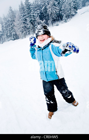 Fille jouant dans la neige Banque D'Images