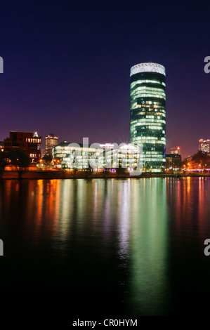 Toits de Francfort avec Westhafen Tower et Friedensbruecke bridge depuis le sud-ouest de la rivière principale, la nuit Banque D'Images