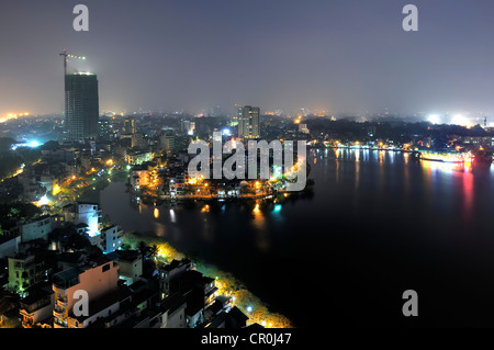 Hanoi skyline at night, surplombant le lac de l'Ouest, au Vietnam, en Asie du sud-est Banque D'Images