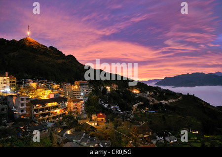 Maisons éclairées, Sapa avec Mt. Tour de transmission et de Ham Rong, nuage spectaculaire de l'humeur, mer de nuages au coucher du soleil, la vallée de Muong Hoa Banque D'Images