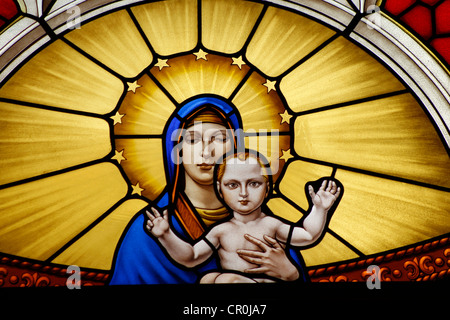 Un vitrail de la Vierge Marie portant l'Enfant Jésus dans l'église cathédrale anglicane à Gibraltar, Grande Bretagne Banque D'Images