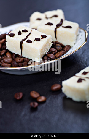 Confiserie cocos Domino avec les grains de café Banque D'Images