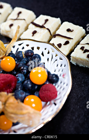 Cocos Domino avec du chocolat et confiserie un plat avec pommes et poires Banque D'Images