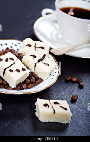 Cocos Domino avec du chocolat et confiserie une tasse de café Banque D'Images