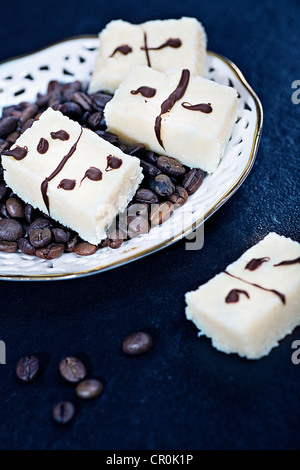 Confiserie cocos Domino avec les grains de café Banque D'Images