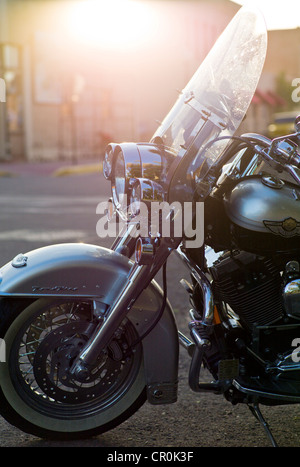 Vieille moto Harley Davidson garée dans le quartier historique du centre-ville, petite ville de montagne de Salida, Colorado, USA Banque D'Images