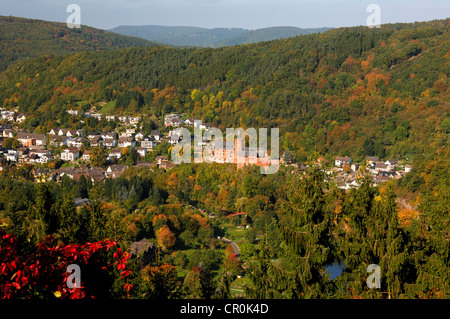 Heimbach sur la rivière Roer, Rur, rivière château Hengebach, couleur de l'automne les forêts, Parc National de l'Eifel, Rhénanie du Nord-Westphalie Banque D'Images