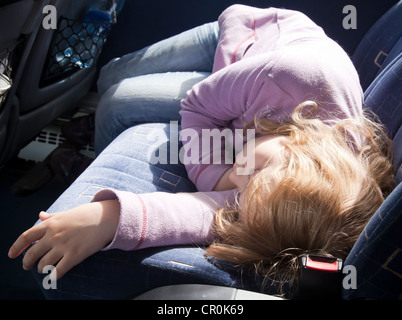 Petite fille, dormir dans le bus Banque D'Images