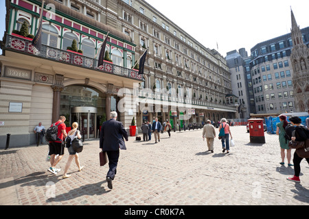 Les gens se dirigeant vers la gare de Charing Cross, Londres, Angleterre, Royaume-Uni Banque D'Images