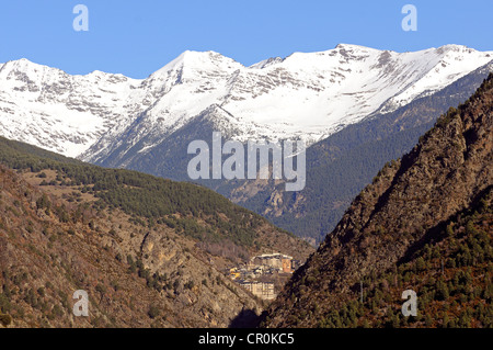 Vue de La Casa en Andorre-la-Vieille à au nord vers le village de montagne de Sispony à distance en face de la neige-couvertes Banque D'Images