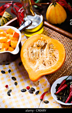 Des ingrédients pour préparer des plats de citrouille, graines de citrouille, des piments Banque D'Images