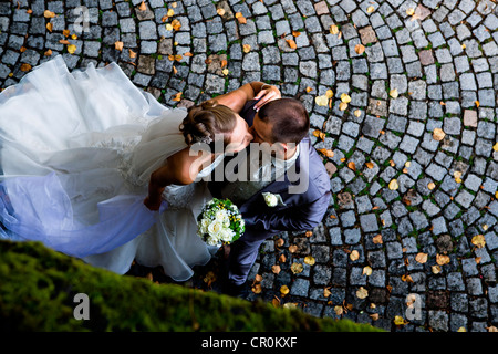 Les jeunes couples nuptiales Banque D'Images