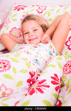 Fille, 8, au lit Banque D'Images