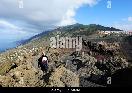 Randonneur sur le volcan San Antonio près de Fuencaliente, ville de Los Canarios au dos, La Palma, Canary Islands, Spain, Europe Banque D'Images