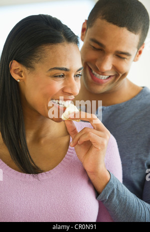 USA, New Jersey, Jersey City, Couple eating potato chips Banque D'Images